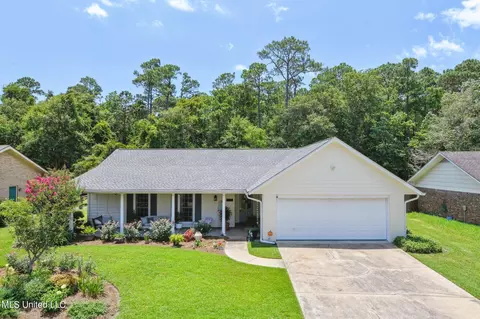 423 Cove Dr, Biloxi, MS 39531