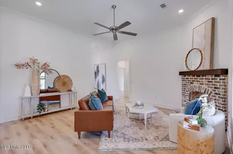 Living - 905 Brunswick Ct, Flowood, MS 39232 photo 2 of 3