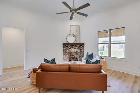 Living - 905 Brunswick Ct, Flowood, MS 39232 photo 1 of 3