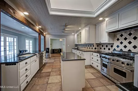 Kitchen - 4323 Brook Dr, Jackson, MS 39206 photo 1 of 4