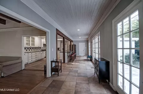 Entry Way - 4323 Brook Dr, Jackson, MS 39206 photo 3 of 4