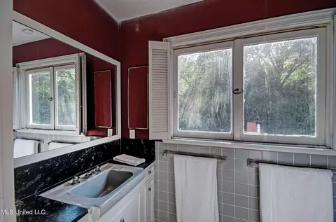 Bath - 4323 Brook Dr, Jackson, MS 39206 photo 7 of 8