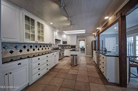 Kitchen - 4323 Brook Dr, Jackson, MS 39206 photo 4 of 4