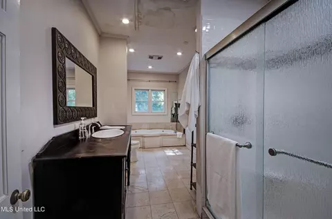Bath - 4323 Brook Dr, Jackson, MS 39206 photo 2 of 8