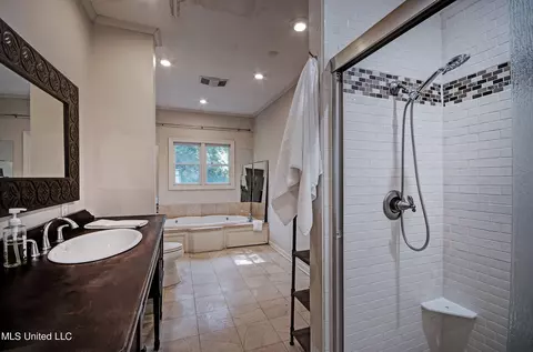 Bath - 4323 Brook Dr, Jackson, MS 39206 photo 1 of 8