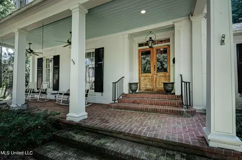 Exterior - 4323 Brook Dr, Jackson, MS 39206 photo 6 of 16