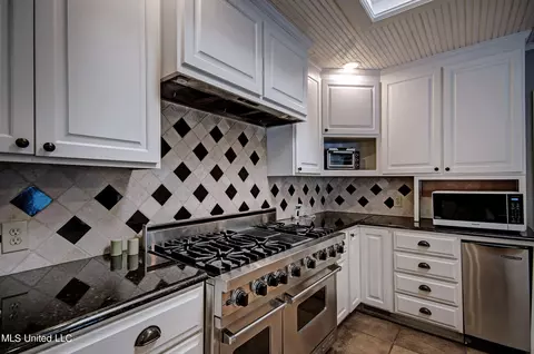 Kitchen - 4323 Brook Dr, Jackson, MS 39206 photo 3 of 4