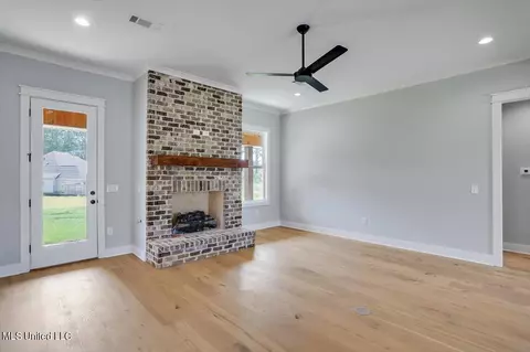 Living - 102 Katherine Ct, Madison, MS 39110 photo 2 of 5