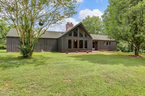 14930 Strickland Rd, Byhalia, MS 38611