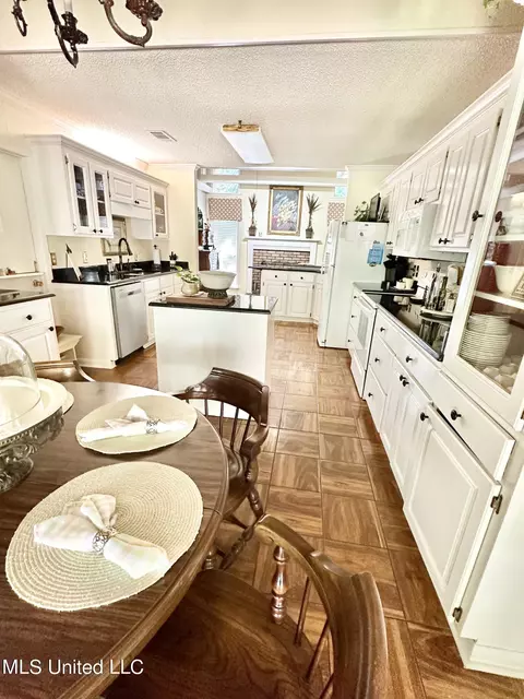 Kitchen - 152 Brooksberg Dr, Magee, MS 39111 photo 2 of 6
