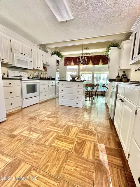 Kitchen - 152 Brooksberg Dr, Magee, MS 39111 photo 1 of 6