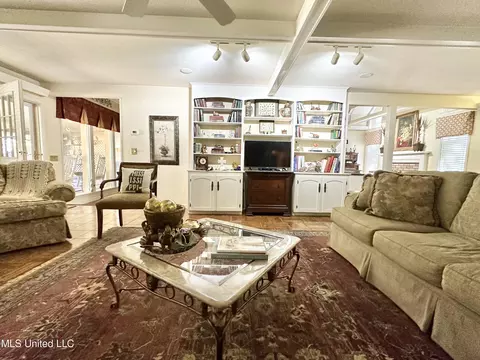 Living - 152 Brooksberg Dr, Magee, MS 39111 photo 6 of 8