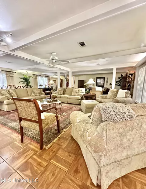 Living - 152 Brooksberg Dr, Magee, MS 39111 photo 2 of 8