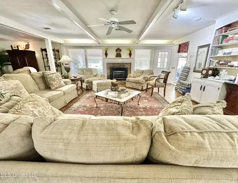 Living - 152 Brooksberg Dr, Magee, MS 39111 photo 4 of 8