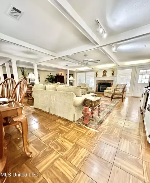 Living - 152 Brooksberg Dr, Magee, MS 39111 photo 3 of 8