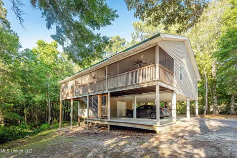 9009 Old Walnut Rd, Ocean Springs, MS 39564