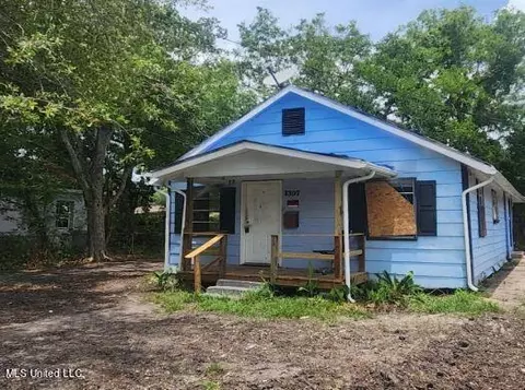 1307 Dupont Ave, Pascagoula, MS 39567