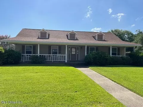 1302 Heidenheim St, Pascagoula, MS 39581