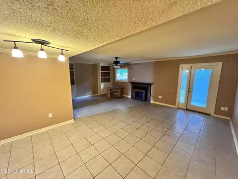 Living - 1255 E County Line Rd #L-3, Jackson, MS 39211 photo 1 of 2