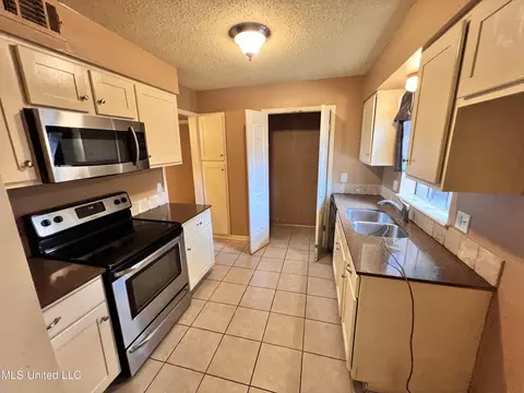 Kitchen - 1255 E County Line Rd #L-3, Jackson, MS 39211 photo 1 of 1