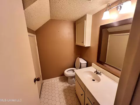 Bath - 1255 E County Line Rd #L-3, Jackson, MS 39211 photo 1 of 5