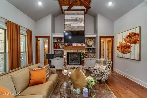 Living - 4050 N Ratliff Rd, Jackson, MS 39209 photo 4 of 5