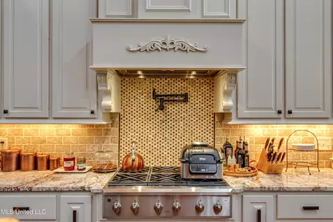 Kitchen - 4050 N Ratliff Rd, Jackson, MS 39209 photo 3 of 5