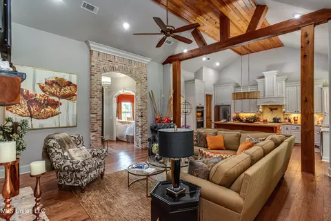 Living - 4050 N Ratliff Rd, Jackson, MS 39209 photo 5 of 5