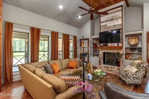 Living - 4050 N Ratliff Rd, Jackson, MS 39209 photo 2 of 5