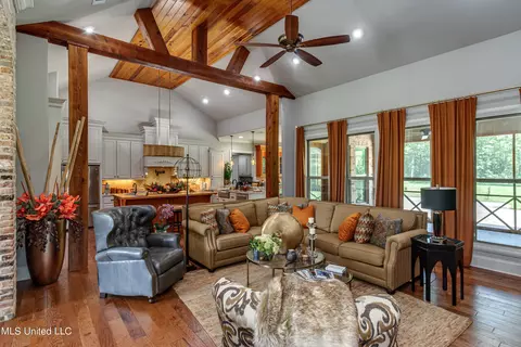 Living - 4050 N Ratliff Rd, Jackson, MS 39209 photo 3 of 5