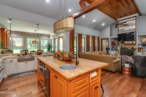 Kitchen - 4050 N Ratliff Rd, Jackson, MS 39209 photo 2 of 5