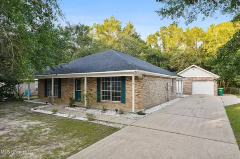 1201 Spruce St, Ocean Springs, MS 39564