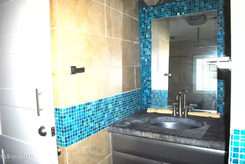 Bath - 280 Porter Ave, Biloxi, MS 39530 photo 3 of 3