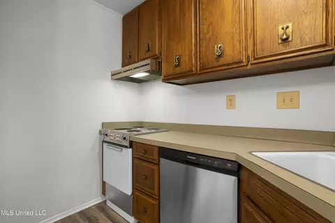 Kitchen - 214 Lakeside Villa B, Diamondhead, MS 39525 photo 2 of 3