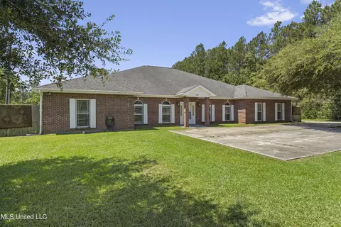 1619 Lark Dr, Gautier, MS 39553