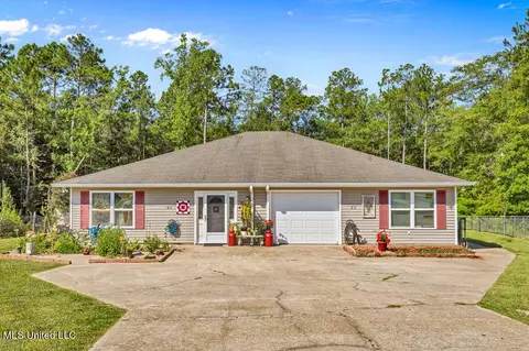16 Ivy Cv #A&B, Mchenry, MS 39561