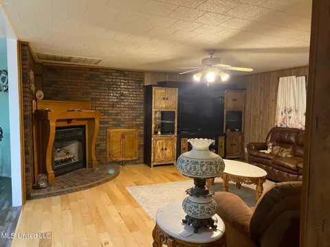 Living - 3484 Highway 5, Hickory Flat, MS 38633 photo 4 of 6