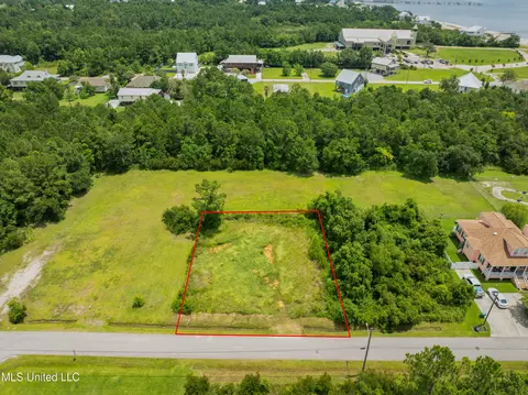 144 Farrar Ln, Waveland, MS 39576