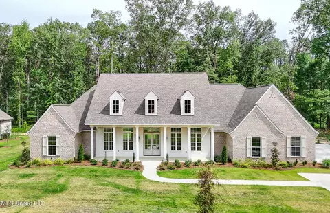 913 Brookhollow Court Ct, Flowood, MS 39232