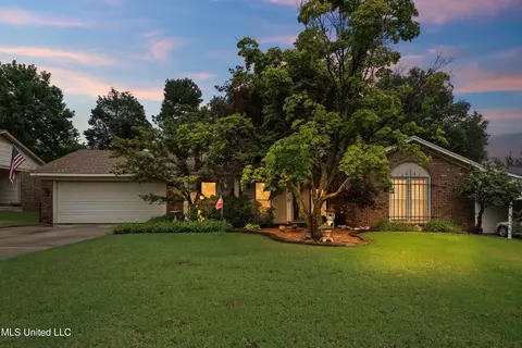 8438 Farmington Dr, Southaven, MS 38671