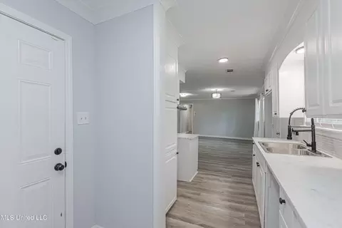 Entry Way - 3079 Bienville Dr, Jackson, MS 39212 photo 2 of 3