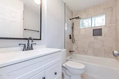 Bath - 3079 Bienville Dr, Jackson, MS 39212 photo 1 of 4