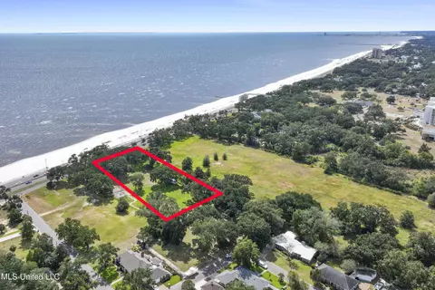 1914 Beach Dr, Gulfport, MS 39507