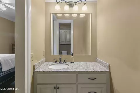 Bath - 504 Jasper Cir, Flowood, MS 39232 photo 5 of 12