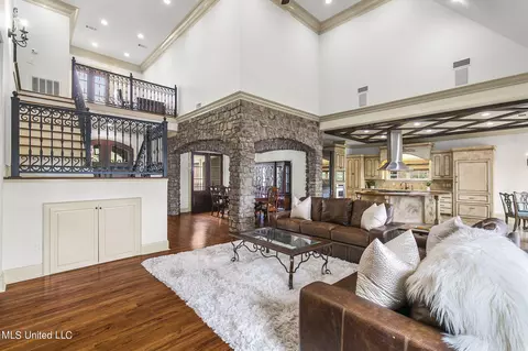 Living - 504 Jasper Cir, Flowood, MS 39232 photo 4 of 5