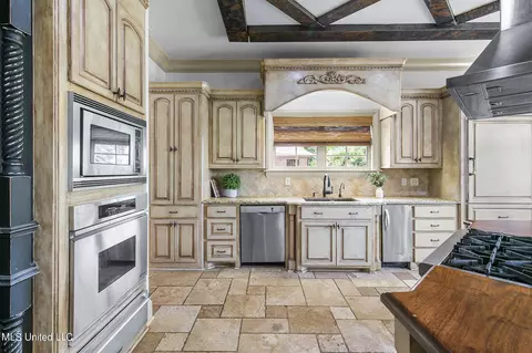 Kitchen - 504 Jasper Cir, Flowood, MS 39232 photo 7 of 7