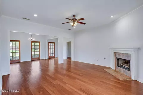 Living - 127 Susan Ln, Brandon, MS 39042 photo 3 of 4
