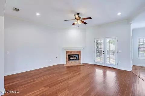 Living - 127 Susan Ln, Brandon, MS 39042 photo 2 of 4