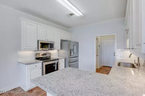Kitchen - 127 Susan Ln, Brandon, MS 39042 photo 1 of 4