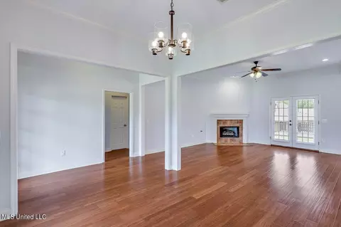 Living - 127 Susan Ln, Brandon, MS 39042 photo 4 of 4